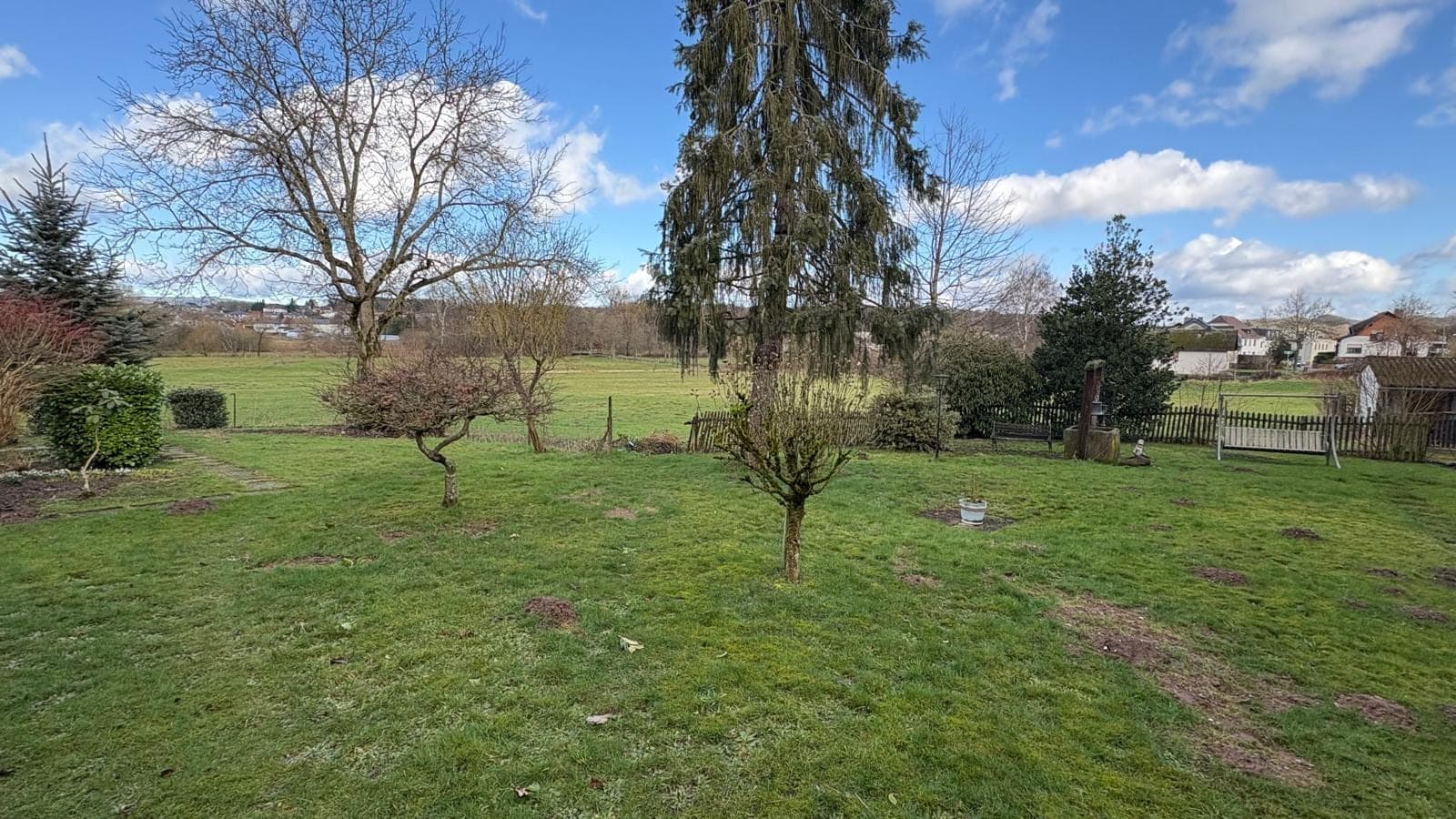 Gartengrundstück mit altem Baumbestand und Weitblick ins Grüne