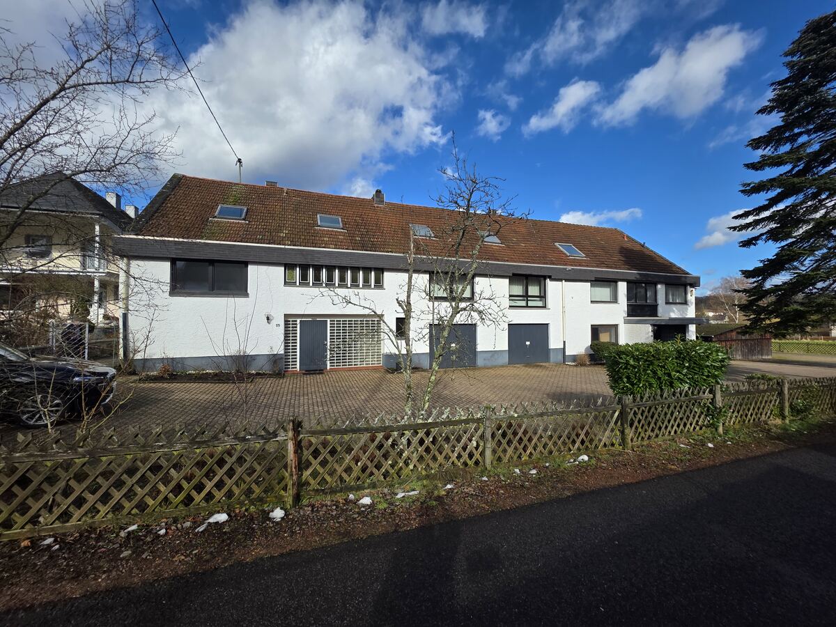 Gesamtansicht Gebäude und Grundstück