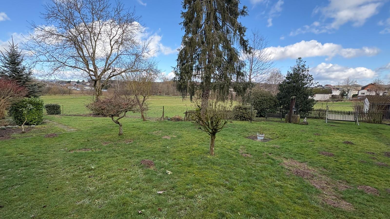 Gartengrundstück mit altem Obstbaumbestand, Weitblick über Wiesen ins Grüne — Südwestlage