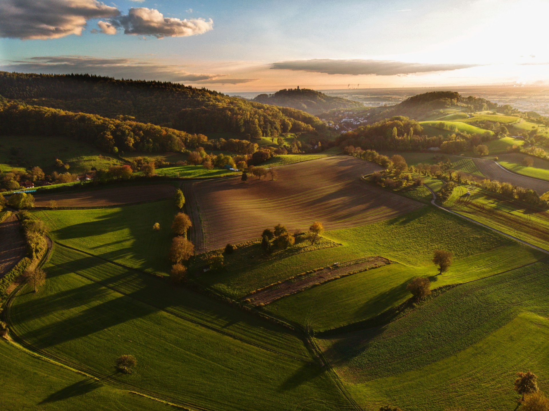 Die Lage — Blick nach Südwesten über Wiesen und Waldrand